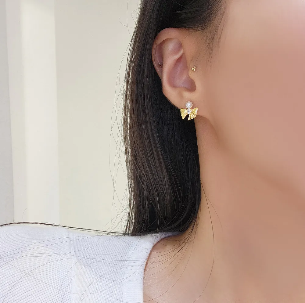Asymmetric Pearl Bow Earrings detail 3
