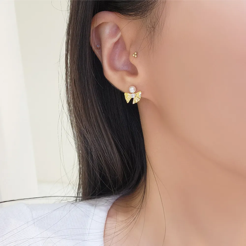 Asymmetric Pearl Bow Earrings detail 2