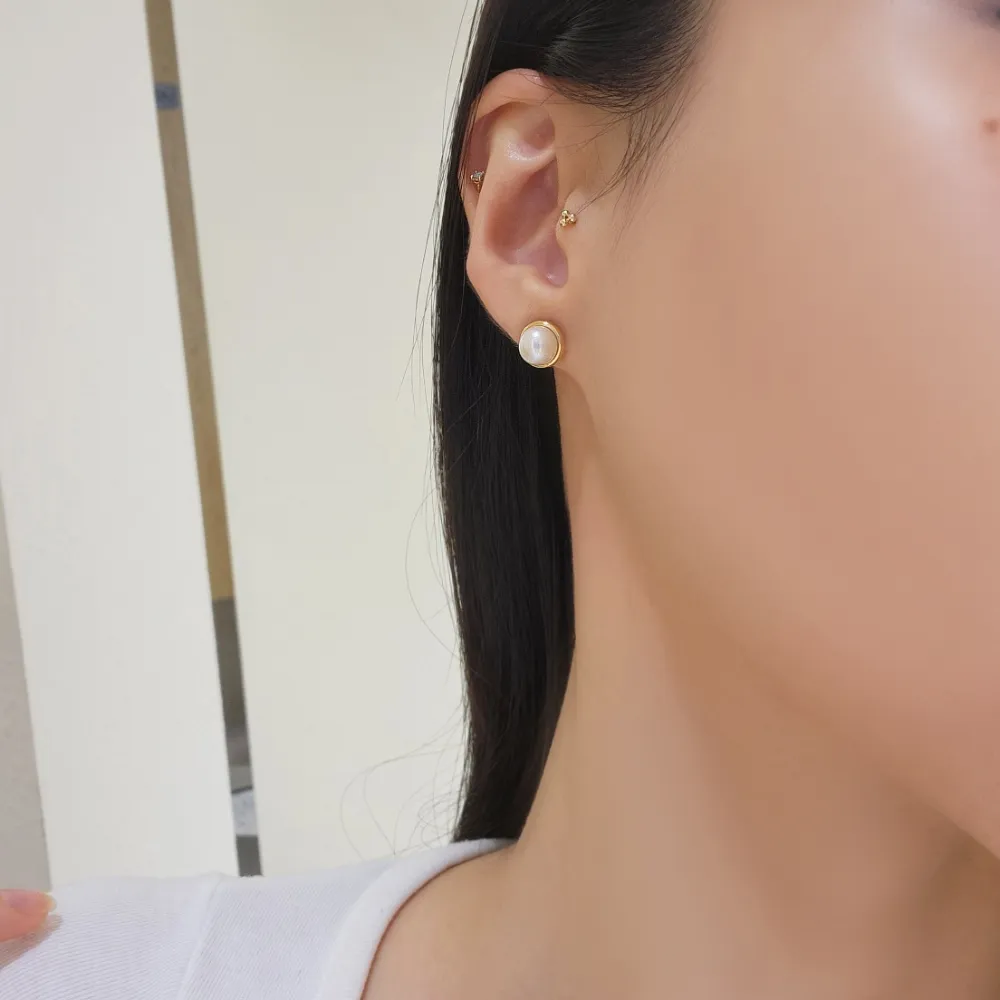 Flat Freshwater Pearl Earrings detail 3