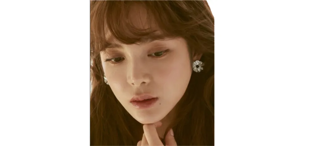 Ruffled Flower Earrings detail 1