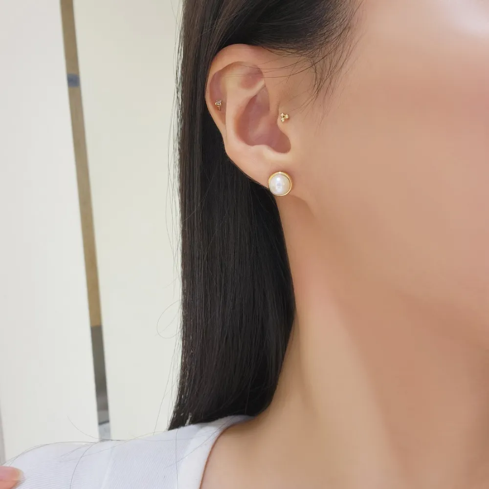 Flat Freshwater Pearl Earrings detail 1