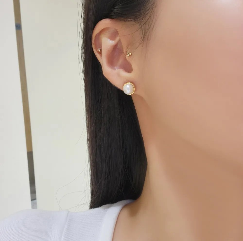 Flat Freshwater Pearl Earrings detail 2